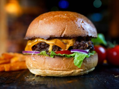 Lezzetli hamburger ve patates kızartması, fast food konsepti.