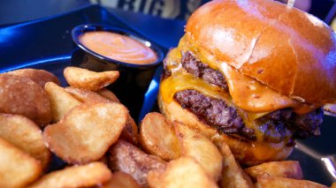 Lezzetli hamburger ve patates kızartması, fast food konsepti.