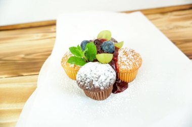 Lokanta masasının üzerindeki tatlı kekin yakın plan görüntüsü.