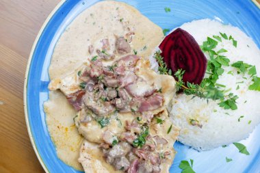 Restoran masasındaki gurme tavuk yemeğinin yakın plan görüntüsü. 