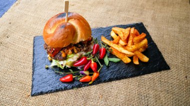 Lezzetli hamburger ve patates kızartması, fast food konsepti.