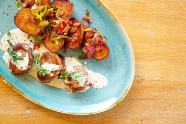 Restoran masasındaki gurme tavuk yemeğinin yakın plan görüntüsü.