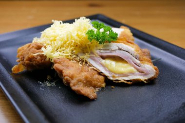 Restoran masasındaki gurme tavuk yemeğinin yakın plan görüntüsü. 