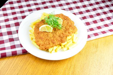 Lokanta masasındaki lezzetli tavuk yemeğinin yakın plan görüntüsü.