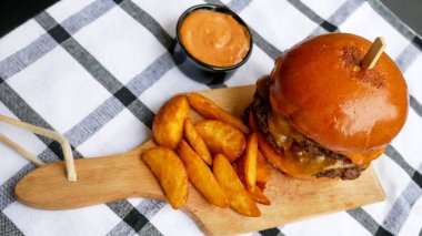 Lezzetli hamburger ve patates kızartması, fast food konsepti.