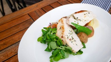 Restorandaki gurme tavuk yemeğinin yakın plan görüntüsü.  