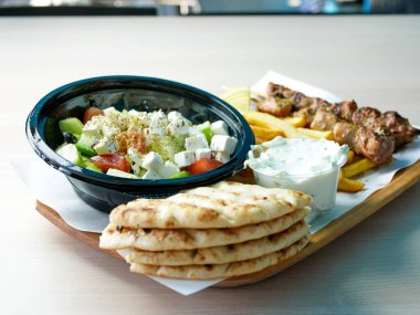 Restoran masasındaki gurme tavuk yemeğinin yakın plan görüntüsü.