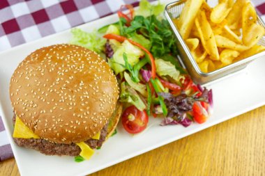 Lezzetli hamburger ve patates kızartması, fast food konsepti.