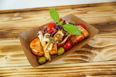 Restoran masasındaki gurme tavuk yemeğinin yakın plan görüntüsü.