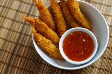 Restoran masasındaki gurme tavuk yemeğinin yakın plan görüntüsü.