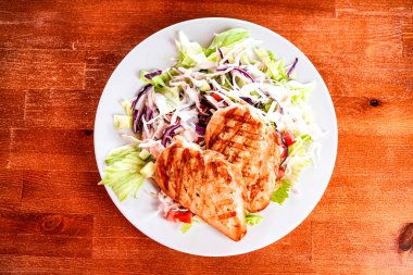 Restorandaki gurme tavuk yemeğinin yakın plan görüntüsü.  