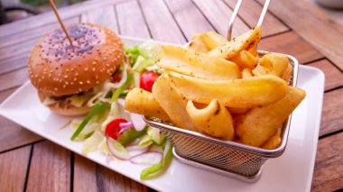 Lezzetli hamburger ve patates kızartması, fast food konsepti.