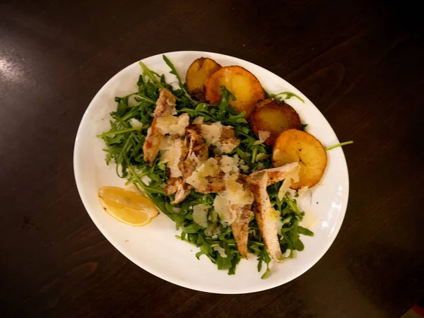 Restoran masasındaki gurme tavuk yemeğinin yakın plan görüntüsü.