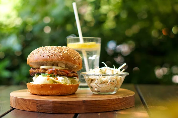 식당에서 맛있는 햄버거와 음료를 가까이 — 스톡 사진
