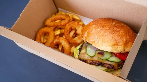 Vista Cerca Sabrosas Hamburguesas Papas Fritas Concepto Comida Rápida — Foto de Stock