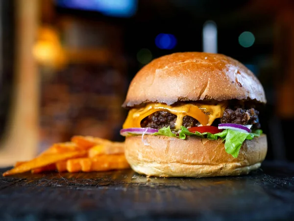 Widok Bliska Smaczne Hamburgery Frytki Koncepcja Fast Food — Zdjęcie stockowe