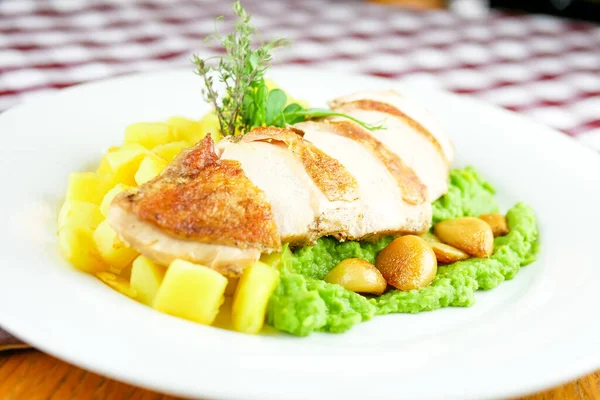Közeli Kilátás Ínyenc Csirke Étel Éttermi Asztalon — Stock Fotó