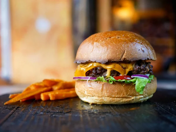 Vista Cerca Sabrosas Hamburguesas Papas Fritas Concepto Comida Rápida —  Fotos de Stock