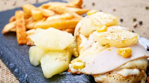 Közeli Kilátás Ínyenc Csirke Étel Étteremben — Stock Fotó
