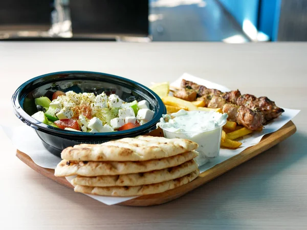 Restoran masasındaki gurme tavuk yemeğinin yakın plan görüntüsü.