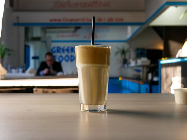 Nahaufnahme Des Frischen Leckeren Kaffees Auf Dem Restauranttisch — Stockfoto