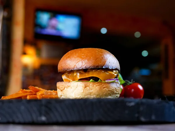 美味汉堡包和薯条的特写镜头 快餐概念 — 图库照片