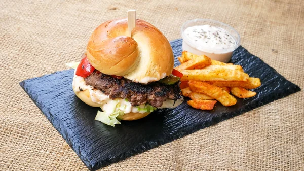 美味しいハンバーガーとフライドポテトの近景ファーストフードのコンセプト — ストック写真