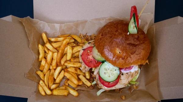 Vista Cerca Sabrosas Hamburguesas Papas Fritas Concepto Comida Rápida — Foto de Stock