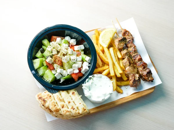 Restoran masasındaki gurme tavuk yemeğinin yakın plan görüntüsü.