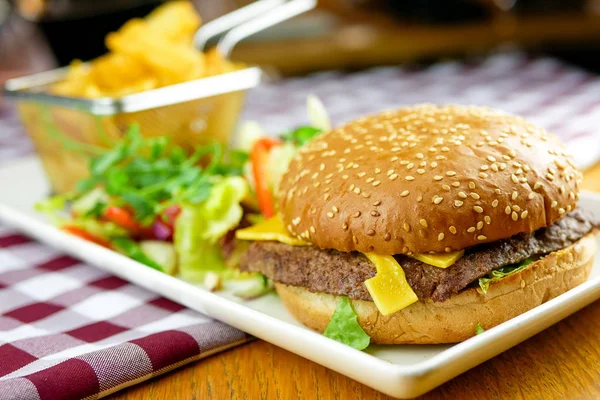 Közeli Kilátás Ízletes Hamburger Sült Krumpli Gyorsétterem Koncepció — Stock Fotó