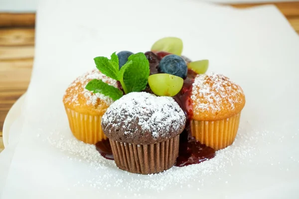 Close Uitzicht Heerlijke Zoete Cake Restauranttafel — Stockfoto