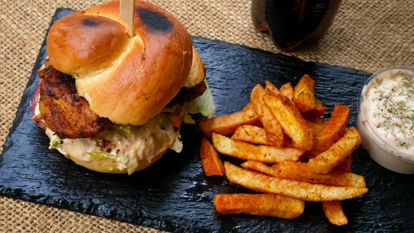 美味しいハンバーガーとフライドポテトの近景ファーストフードのコンセプト — ストック写真