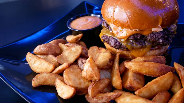 Detailní Pohled Chutný Hamburger Hranolky Koncept Rychlého Občerstvení — Stock fotografie