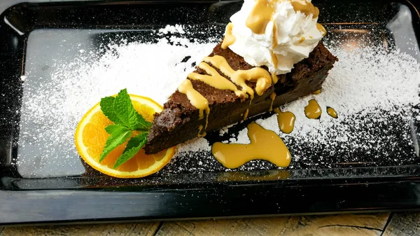 Vista Cerca Delicioso Pastel Dulce Mesa Del Restaurante — Foto de Stock