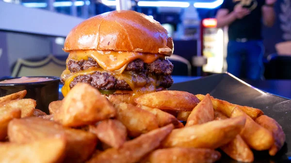 Lezzetli hamburger ve patates kızartması, fast food konsepti.