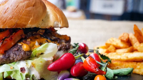 Detailní Pohled Chutný Hamburger Hranolky Koncept Rychlého Občerstvení — Stock fotografie