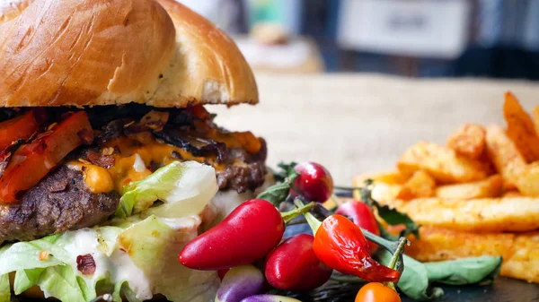 Nahsicht Auf Leckere Hamburger Und Pommes Fast Food Konzept — Stockfoto