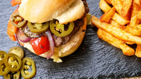 맛있는 햄버거와 감자튀김 패스트 컨셉의 — 스톡 사진