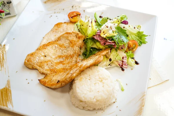 Nahaufnahme Von Gourmet Hühnergericht Auf Restauranttisch — Stockfoto