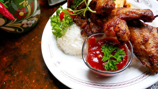 Närbild Läcker Kyckling Maträtt Restaurangbordet — Stockfoto