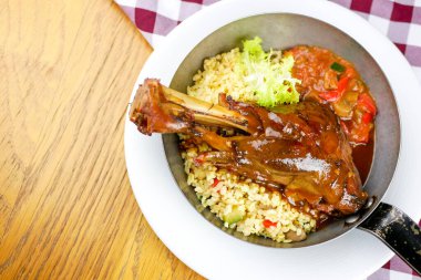 Masadaki lezzetli ana yemeğin yakın görüntüsü.