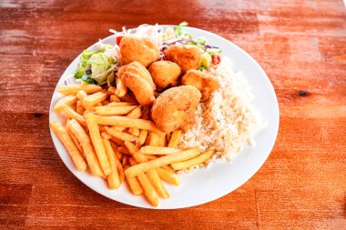 Tahta masadaki lezzetli ana yemek tabağının yakın çekimi. 