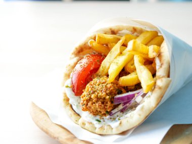 Lokantada lezzetli Yunan yemeği jiroskoplarının yakın plan görüntüsü 