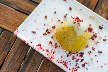 Lokanta masasının üstünde lezzetli tatlı manzarası.