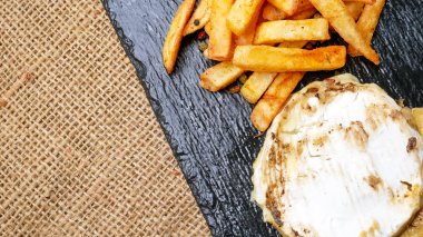 Restoran masasındaki lezzetli fast food yemeğinin yakın plan görüntüsü.