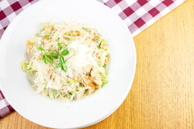 Lokantadaki lezzetli ana yemeğin yakın görüntüsü.