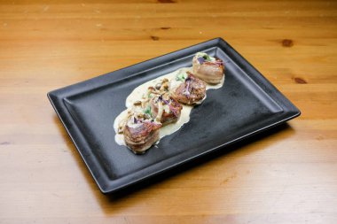 Lokantadaki lezzetli ana yemeğin yakın görüntüsü.