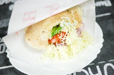 Restoran masasındaki lezzetli fast food yemeğinin yakın plan görüntüsü.