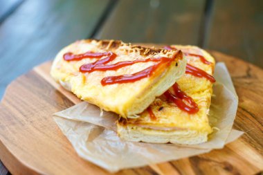 Restoran masasındaki lezzetli fast food yemeğinin yakın plan görüntüsü.