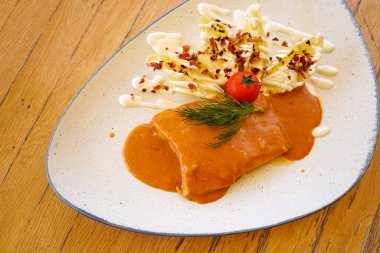 Lokantadaki ana yemek tabağının yakın plan görüntüsü.